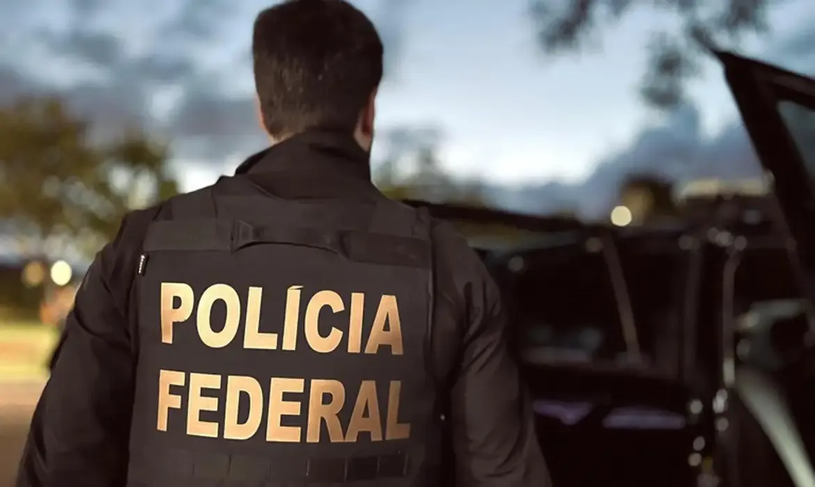Policial federal indo em direção à viatura