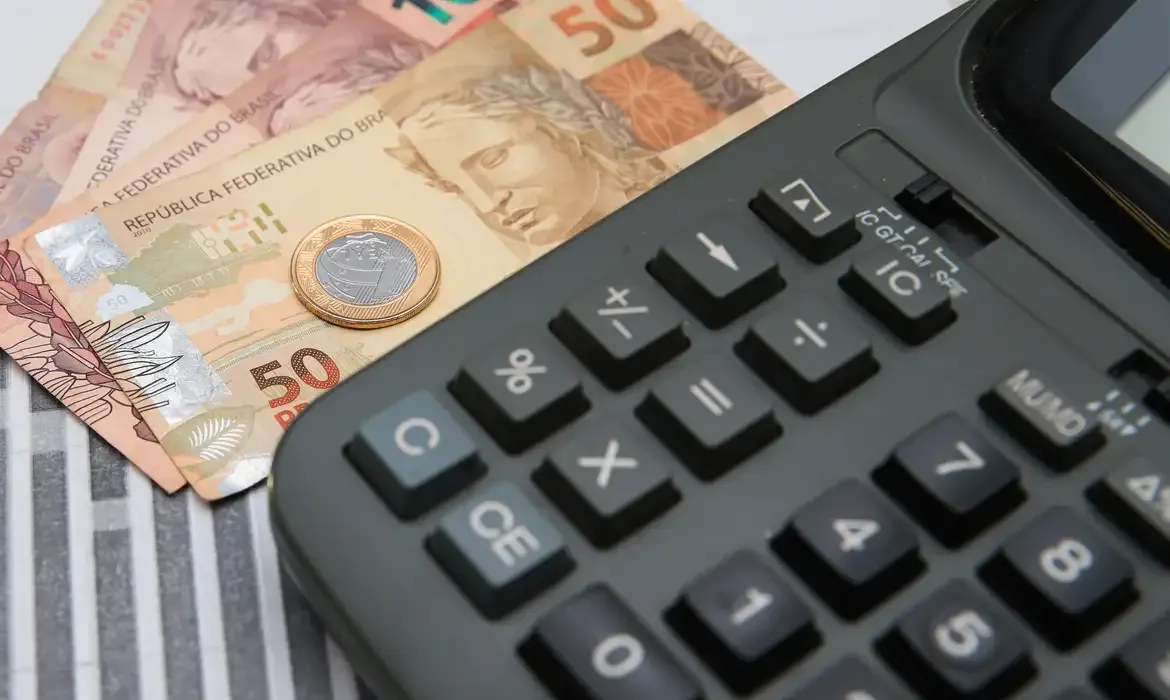 calculadora e dinheiro