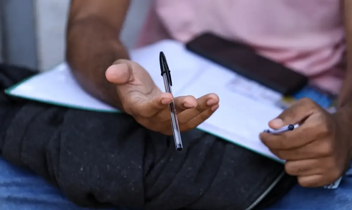 Estudante realizando uma prova